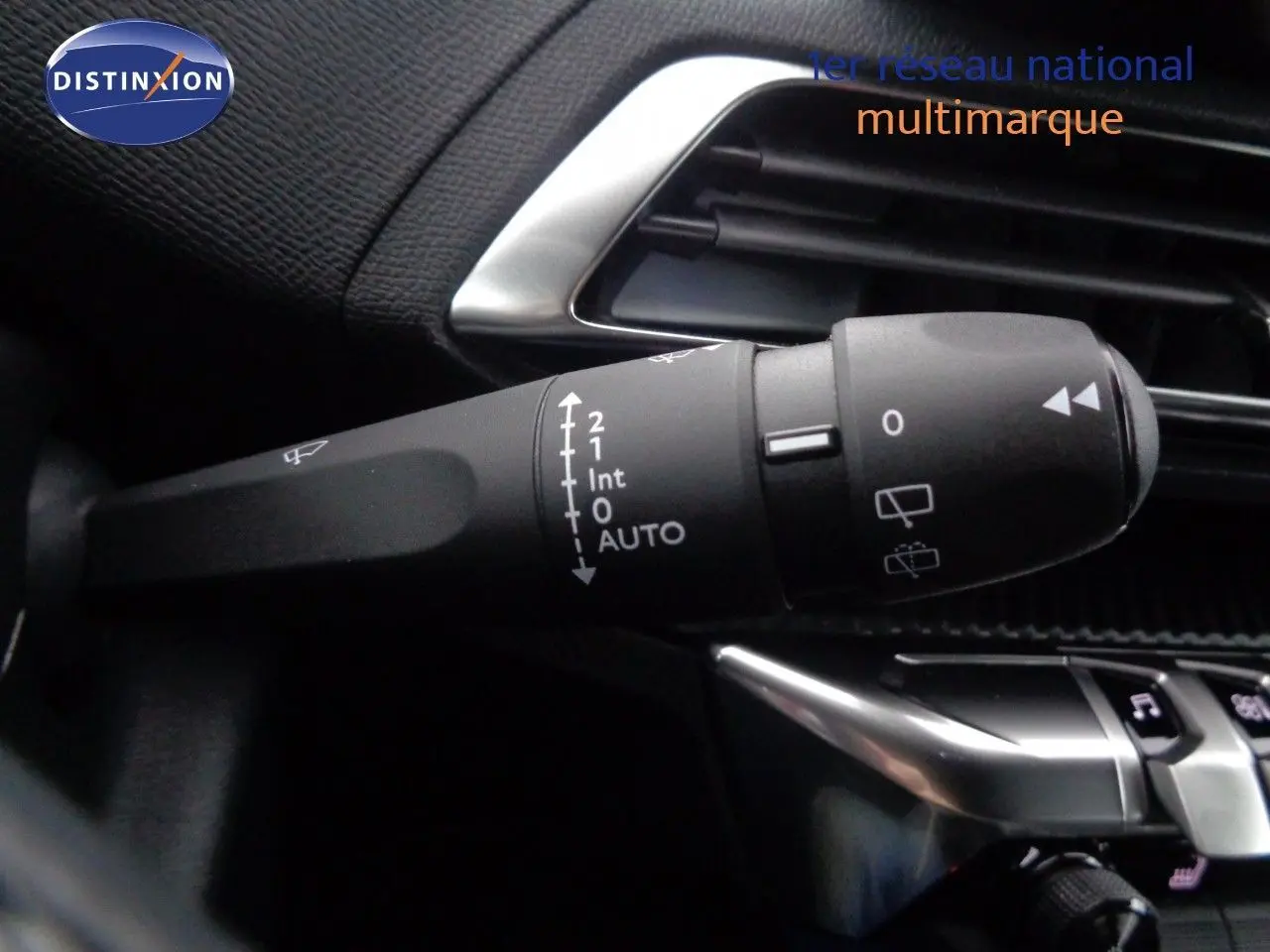 Gros plan sur la commande des essuie-glaces du Peugeot 3008 2023, intérieur noir avec détails argentés.