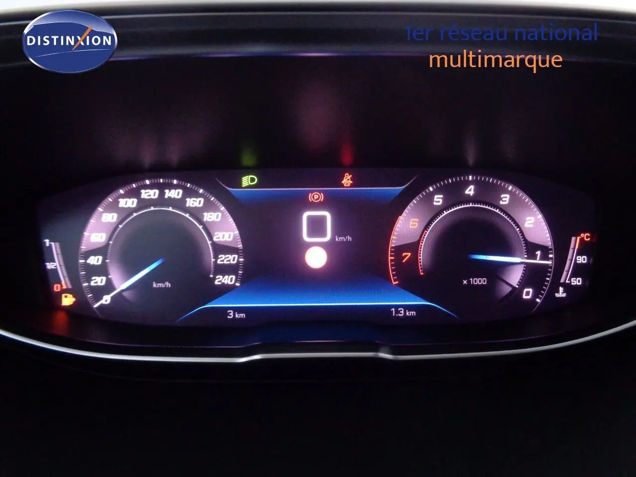 Tableau de bord numérique du Peugeot 3008 2023 affichant vitesse, compte-tours et indicateurs lumineux en intérieur sombre.