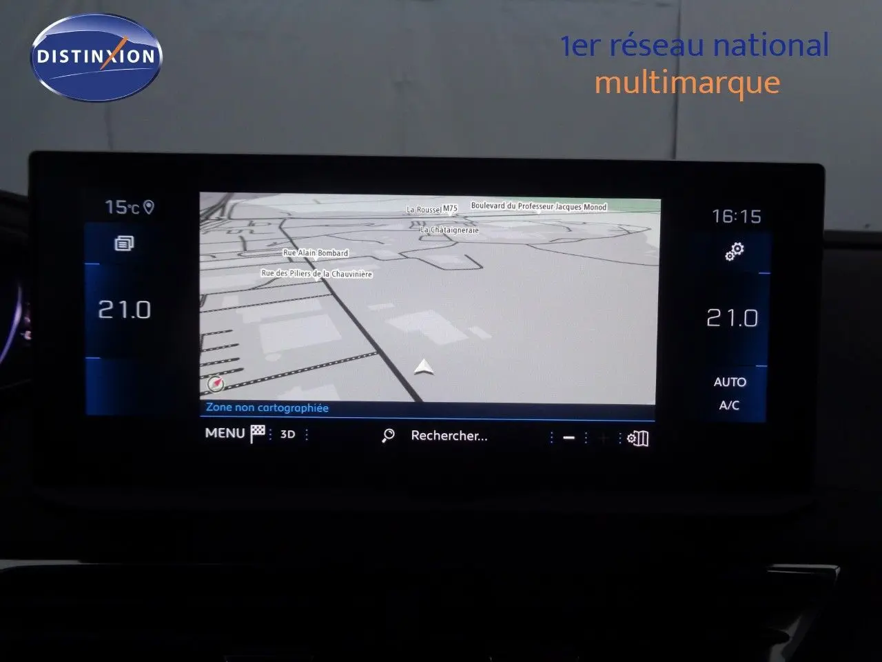 Écran central du Peugeot 3008 2023 affichant la navigation GPS et la climatisation réglée à 21°C.