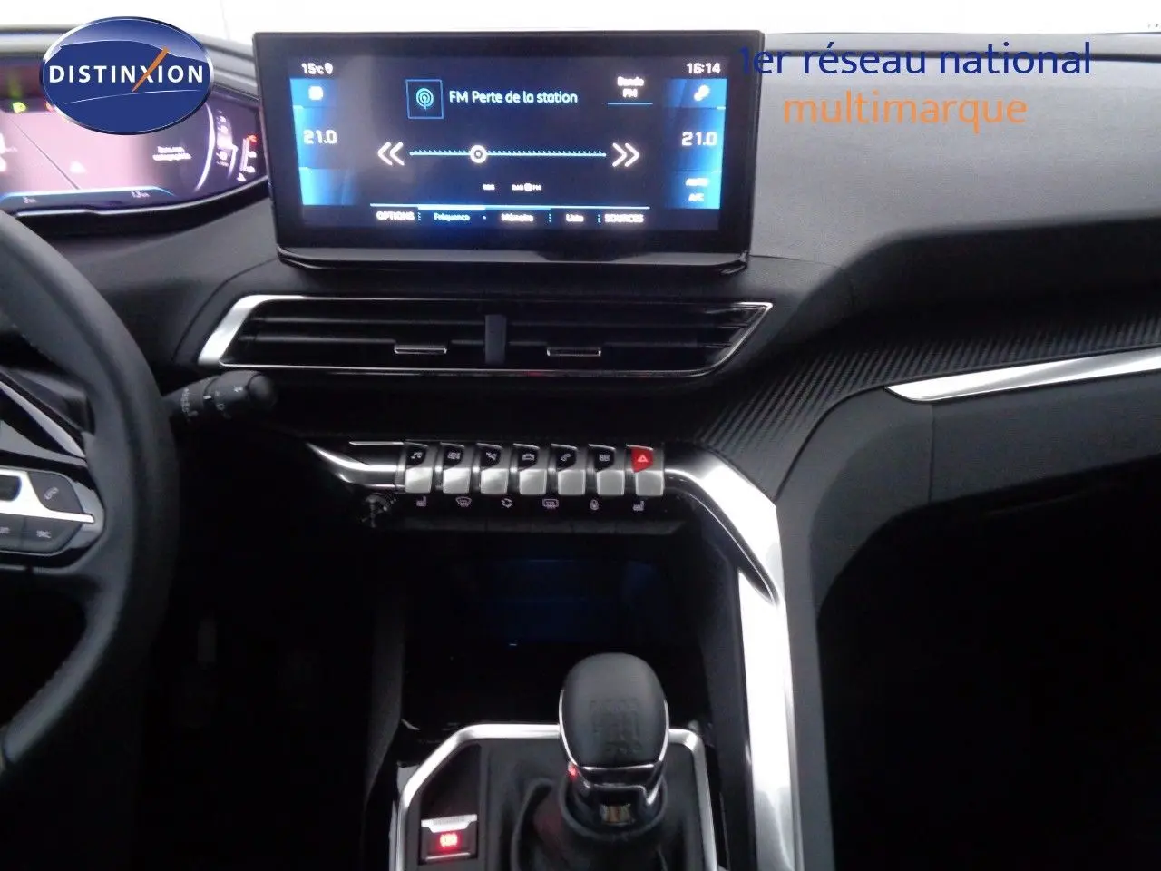 Vue intérieure du tableau de bord du Peugeot 3008 gris Artense, mettant en valeur l'écran tactile et la boîte manuelle.