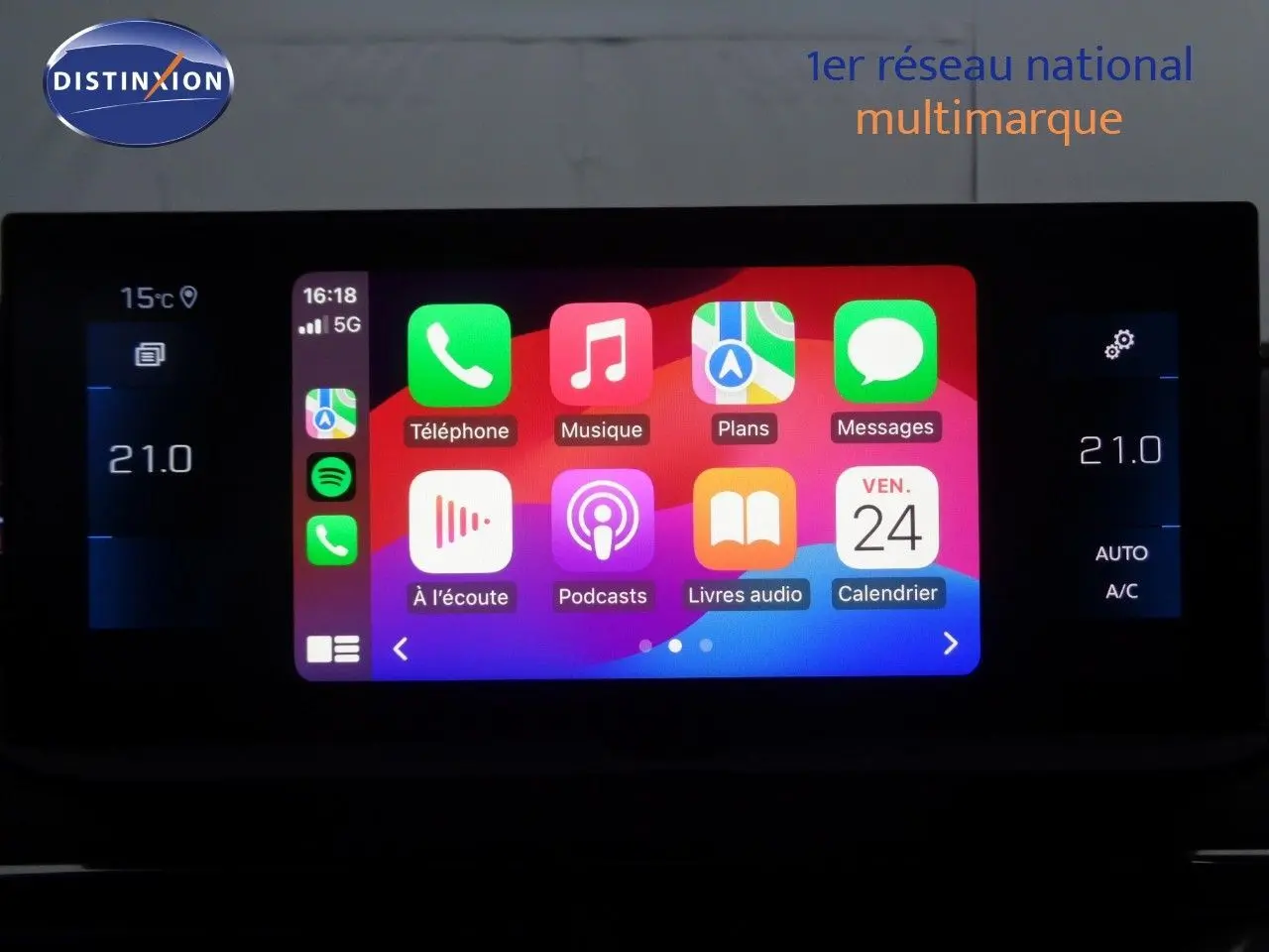Écran tactile central du Peugeot 3008 2023 affichant les applications Apple CarPlay avec commandes climatisation à 21°C.