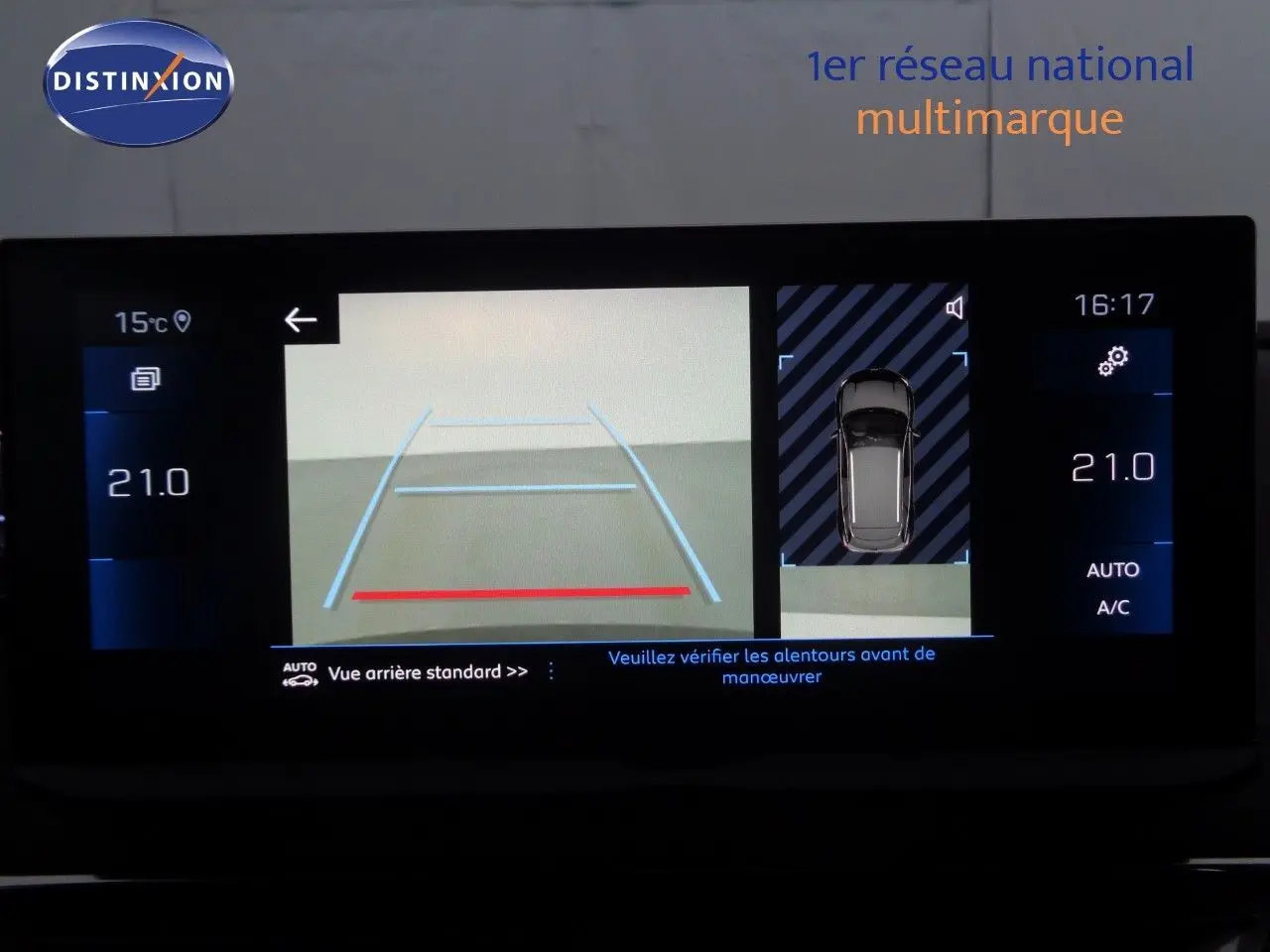 Écran multimédia du Peugeot 3008 2023 montrant la caméra de recul et la vue 360° en intérieur noir.