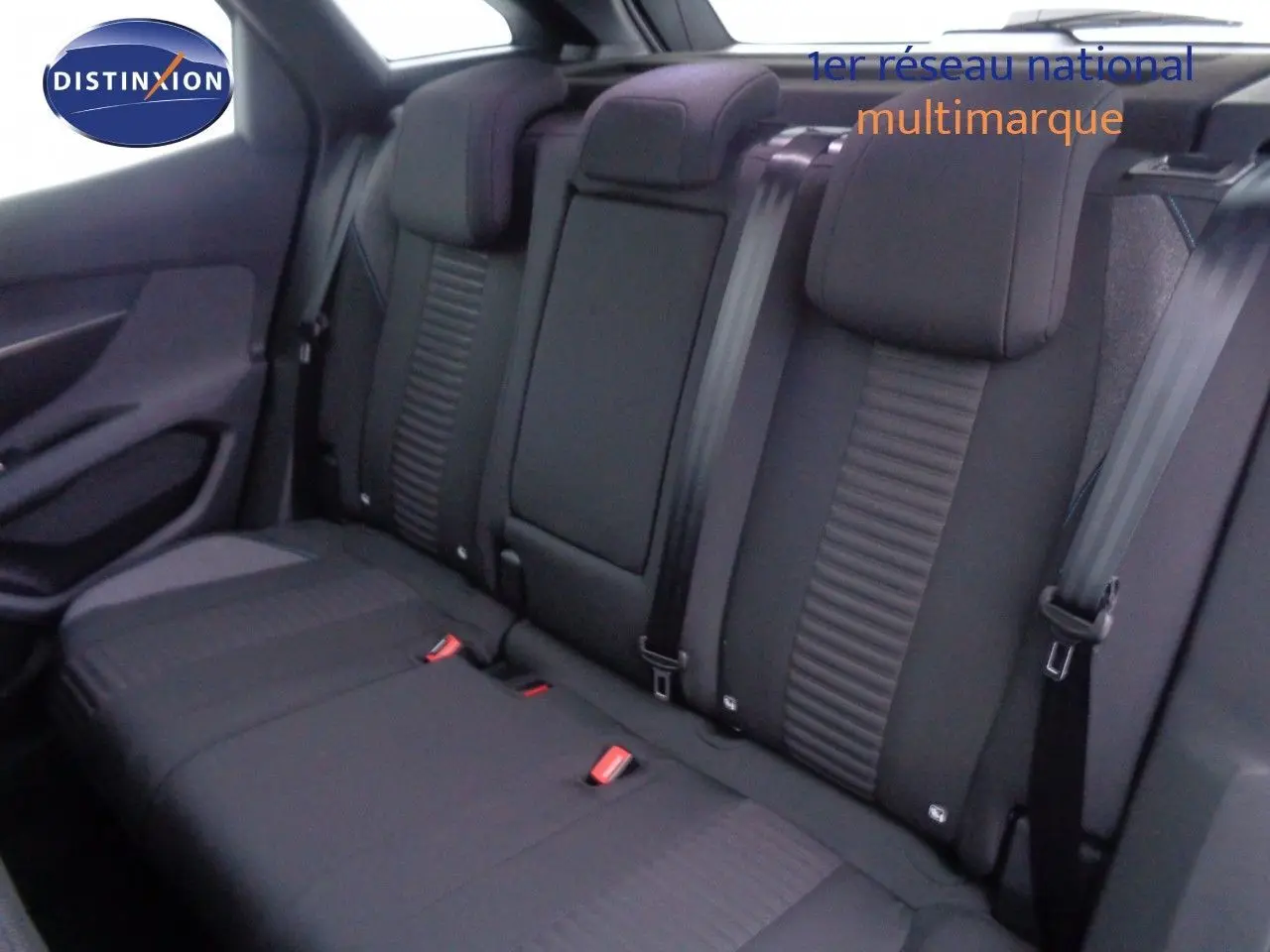 Vue intérieure arrière des sièges noirs du Peugeot 3008 2023, version Active Pack, avec ceintures de sécurité visibles.