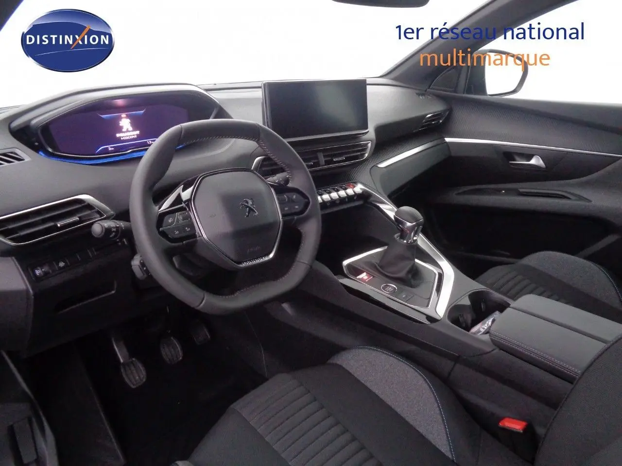 Intérieur du Peugeot 3008 2023 vu côté conducteur, avec volant compact, écran central et boîte manuelle.