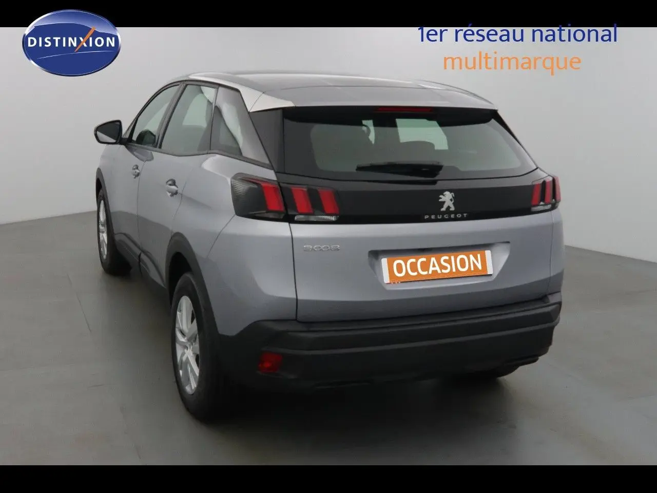 Peugeot 3008 gris Artense métal vue 3/4 arrière droit, avec feux arrière à trois griffes distinctives.