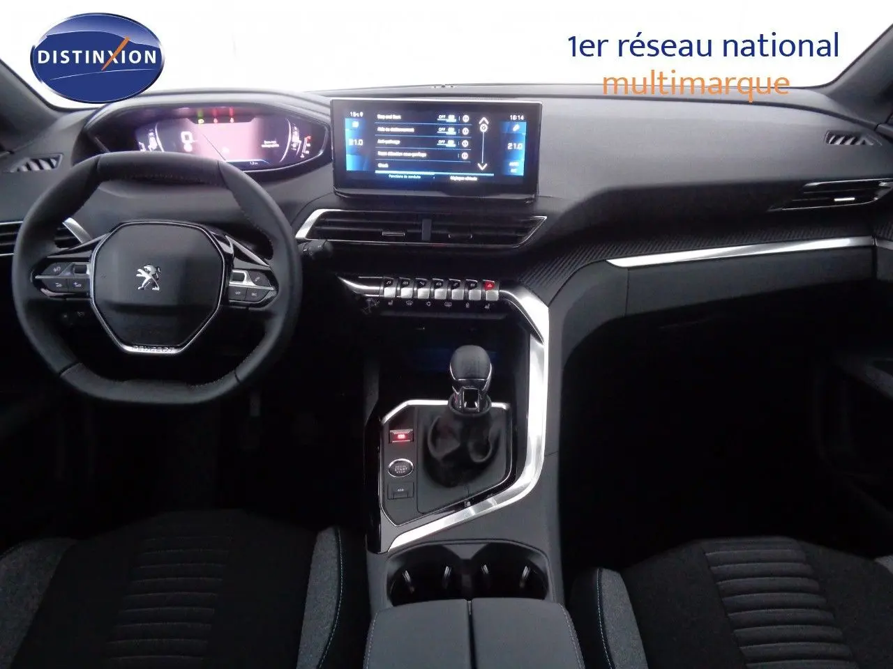 Intérieur Peugeot 3008 2023 vue du poste de conduite, tableau de bord moderne avec écran tactile et volant compact noir.