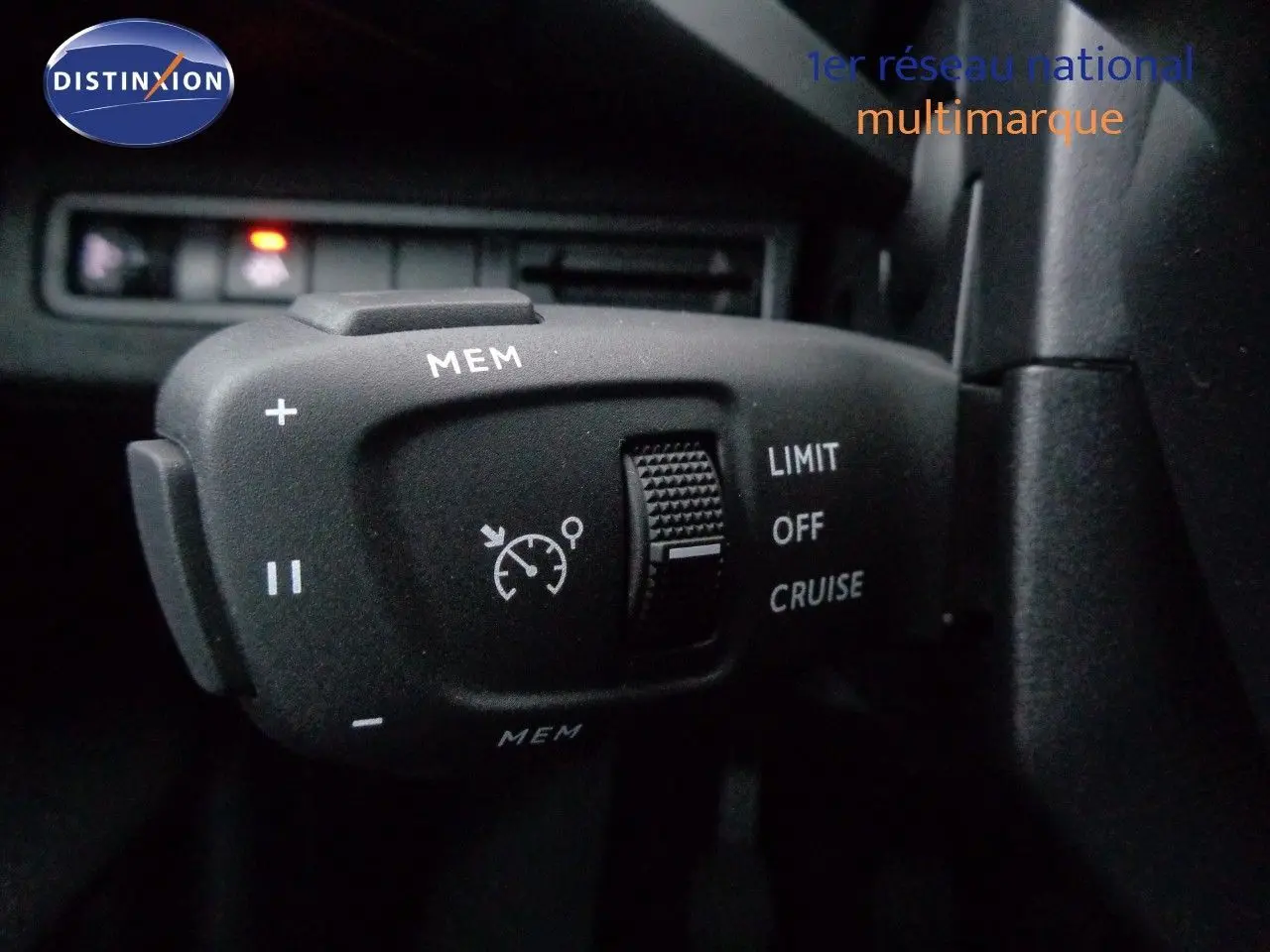 Gros plan sur la commande de régulateur de vitesse du Peugeot 3008 2023, détails des boutons MEM et CRUISE.