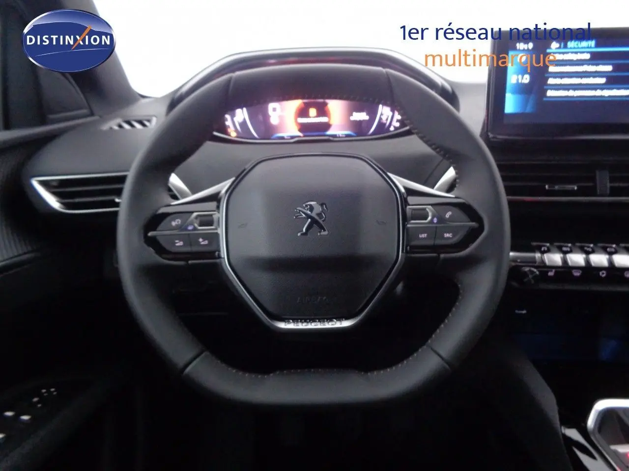 Vue rapprochée du volant Peugeot 3008 2023 avec commandes intégrées et tableau de bord numérique éclairé.