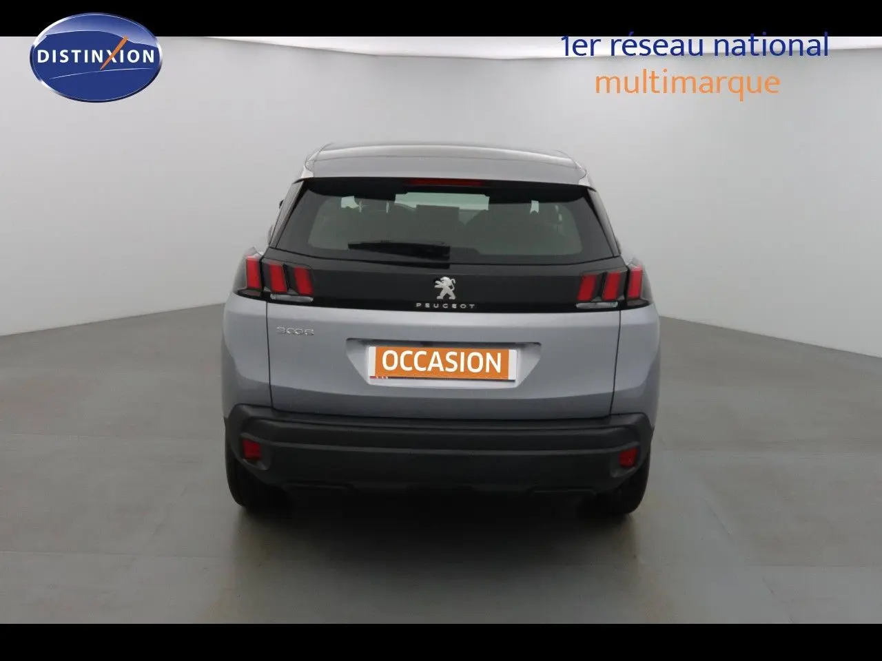 Vue arrière du Peugeot 3008 gris Artense métal avec feux arrière à griffes rouges et hayon noir contrasté.