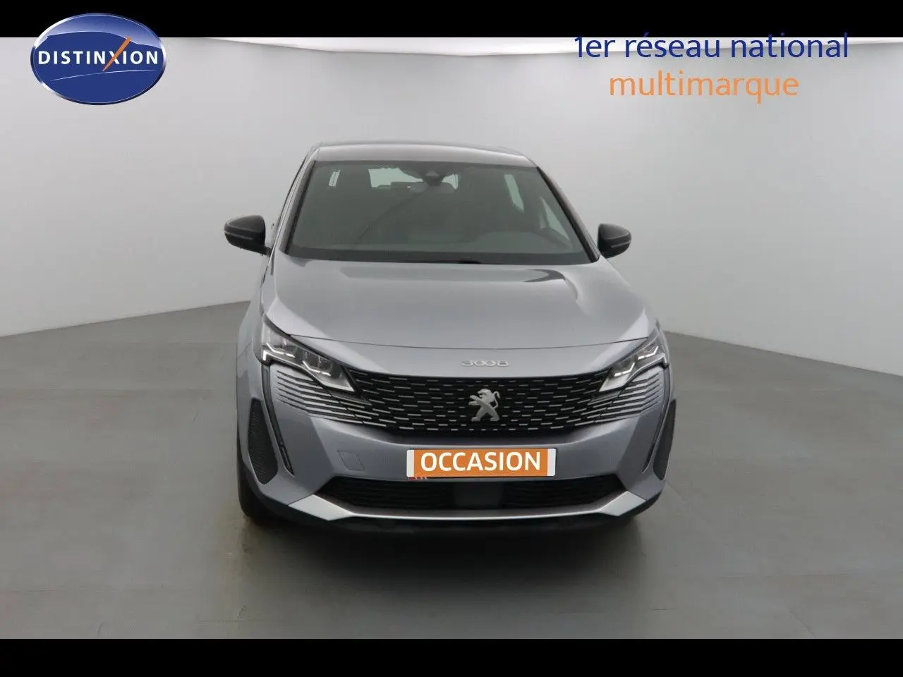 Peugeot 3008 gris Artense métal vue de face, mettant en valeur sa calandre et ses phares LED distinctifs.
