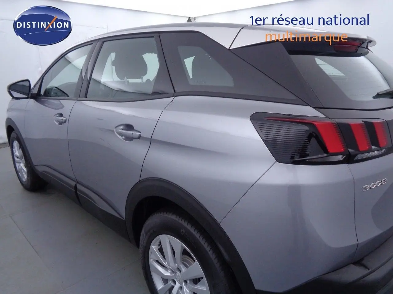 Vue 3/4 arrière droit d'un Peugeot 3008 gris Artense métal avec feux arrière à LED et jantes alliage.
