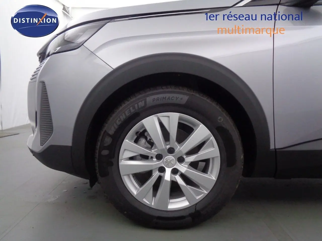 Vue 3/4 avant droit du Peugeot 3008 gris Artense Metal mettant en valeur ses phares LED et jantes alliage.