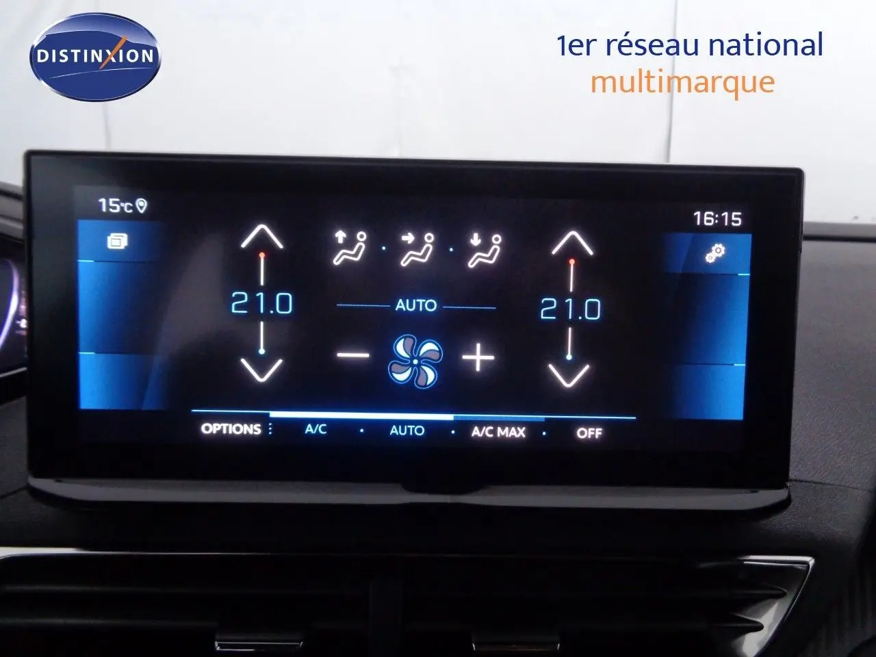 Écran tactile central du Peugeot 3008 gris Artense, affichant la climatisation automatique à 21°C.