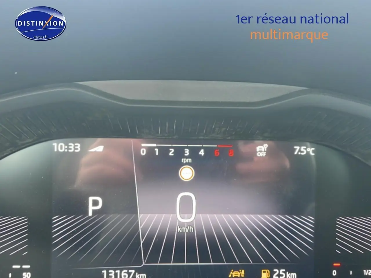 Affichage numérique du tableau de bord du Skoda Kamiq gris, vue frontale centrée sur la vitesse à 0 km/h.