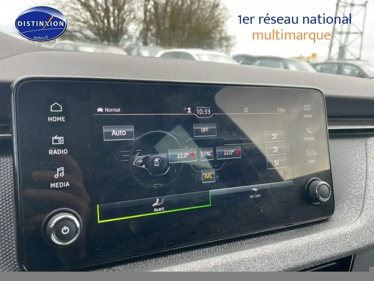 Écran tactile central du tableau de bord du Skoda Kamiq gris, affichant les réglages de climatisation.