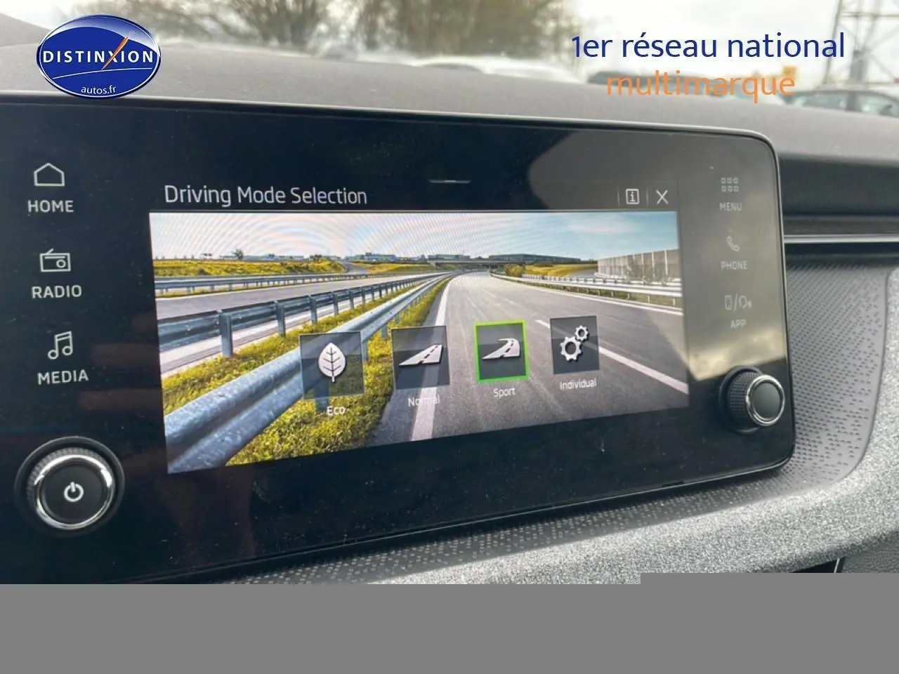 Écran tactile central du Skoda Kamiq gris 2025 affichant la sélection du mode de conduite Sport.