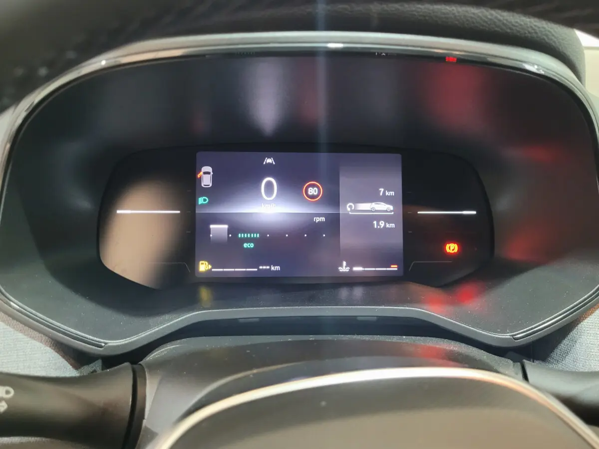 Vue rapprochée du combiné d'instruments numérique de la Renault Clio 2025 affichant la vitesse et alertes au tableau de bord.