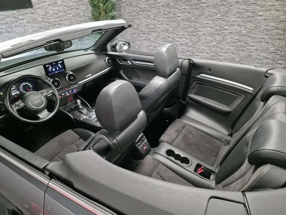 Vue intérieure de l'Audi A3 Cabriolet gris 2015, montrant les sièges en cuir/Alcantara et le tableau de bord moderne.