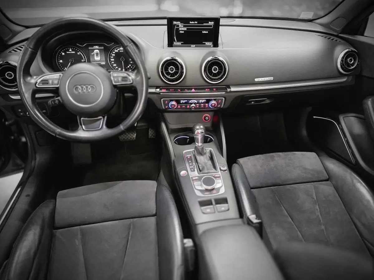 Intérieur de l'Audi A3 Cabriolet 2015 vu de face, sièges alcantara/cuir noirs et console centrale avec boîte auto.