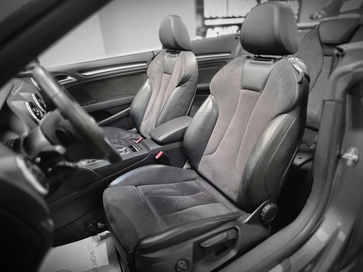 Vue intérieure côté conducteur de l'Audi A3 Cabriolet 2015 avec sièges sport en Alcantara et cuir gris.