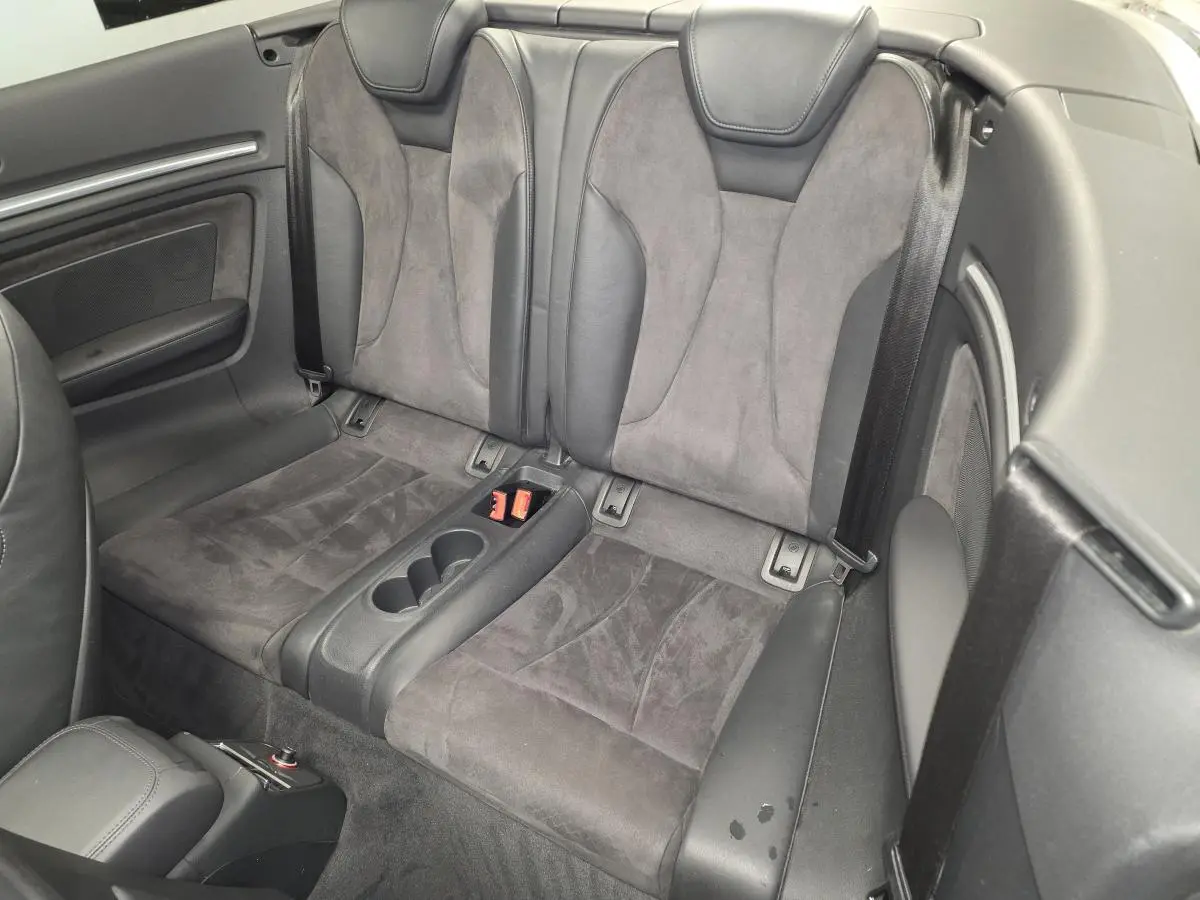 Vue arrière intérieure des sièges arrière en Alcantara et cuir gris foncé de l'Audi A3 Cabriolet 2015.