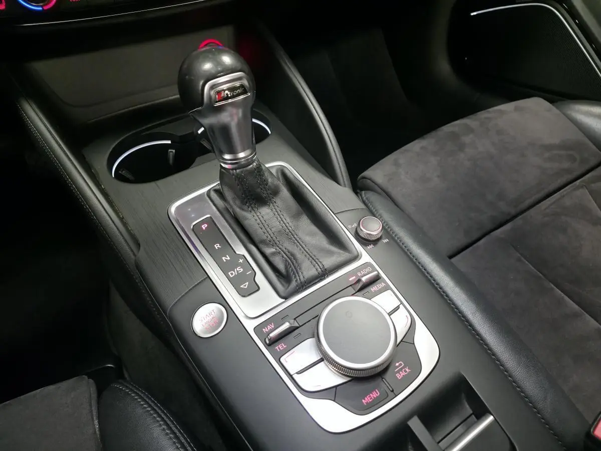 Gros plan sur la console centrale et levier de vitesse automatique de l'Audi A3 Cabriolet gris avec sellerie alcantara/cuir.