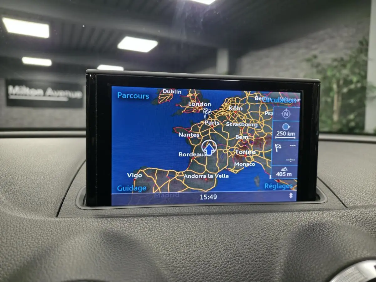 Écran MMI GPS Plus affichant une carte de navigation dans l'habitacle d'Audi A3 Cabriolet gris.