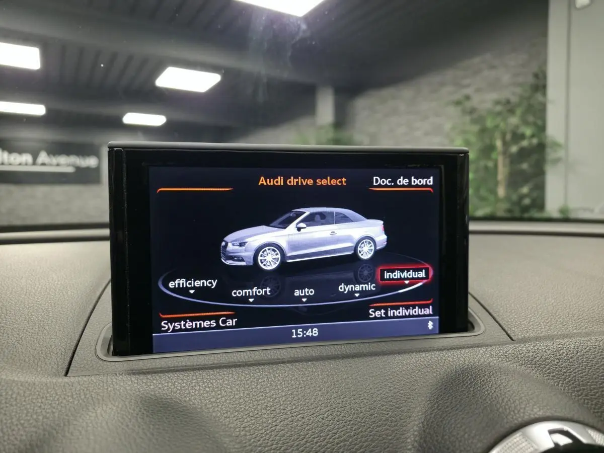 Écran MMI affichant le mode Audi drive select avec illustration d'une Audi A3 Cabriolet gris vue de profil droit.