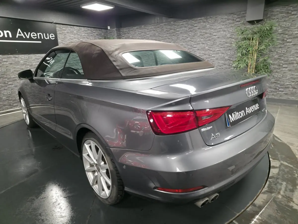 Audi A3 Cabriolet gris vue 3/4 arrière droit avec capote fermée et jantes sport 18 pouces.