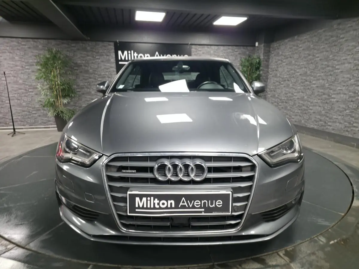 Vue avant d'une Audi A3 Cabriolet gris métallisé, mettant en valeur la calandre Singleframe et les phares LED.