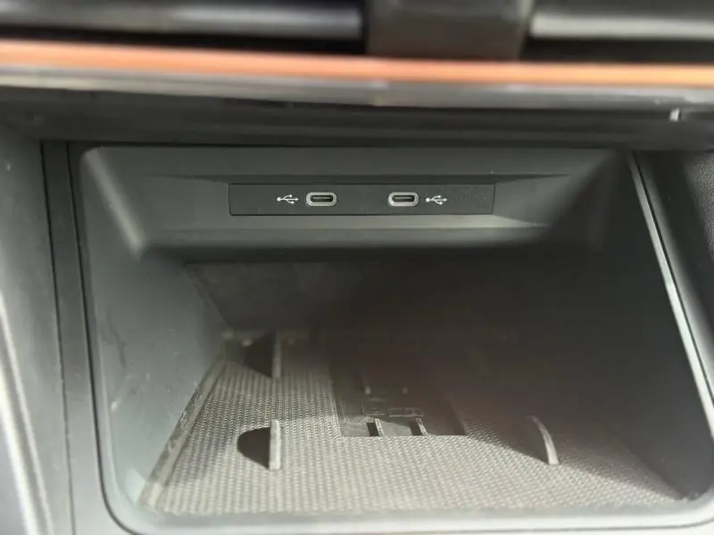 Gros plan sur les deux ports USB-C intégrés dans le rangement central du CUPRA Formentor bleu 2025.