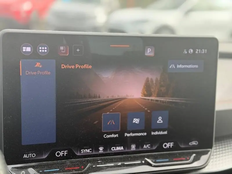 Écran tactile intérieur du CUPRA Formentor 2025 montrant les modes de conduite avec interface moderne et fond routier.