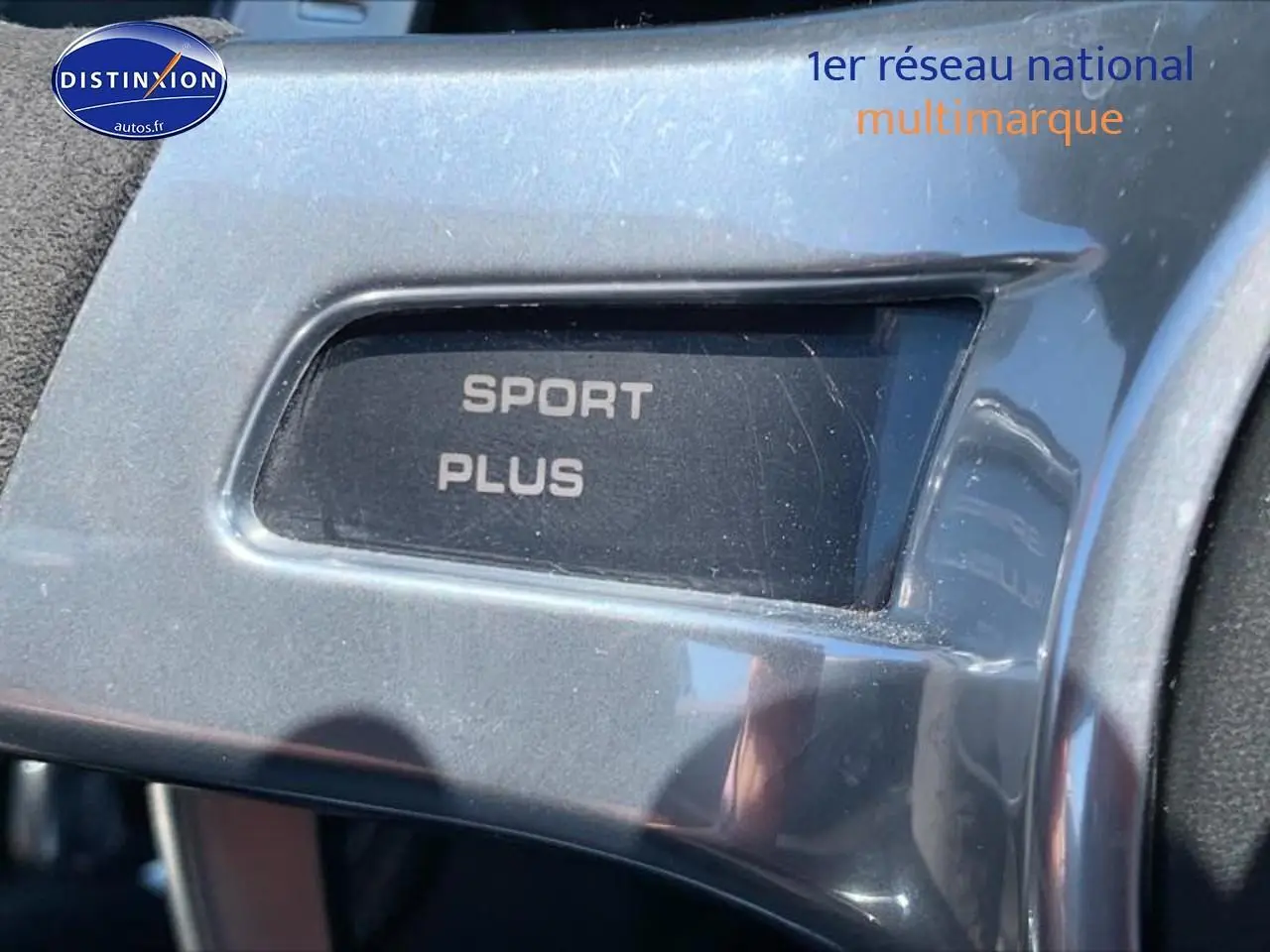Gros plan sur le bouton Sport Plus en plastique brillant dans l'habitacle du Porsche Boxster rouge (981) 2015.