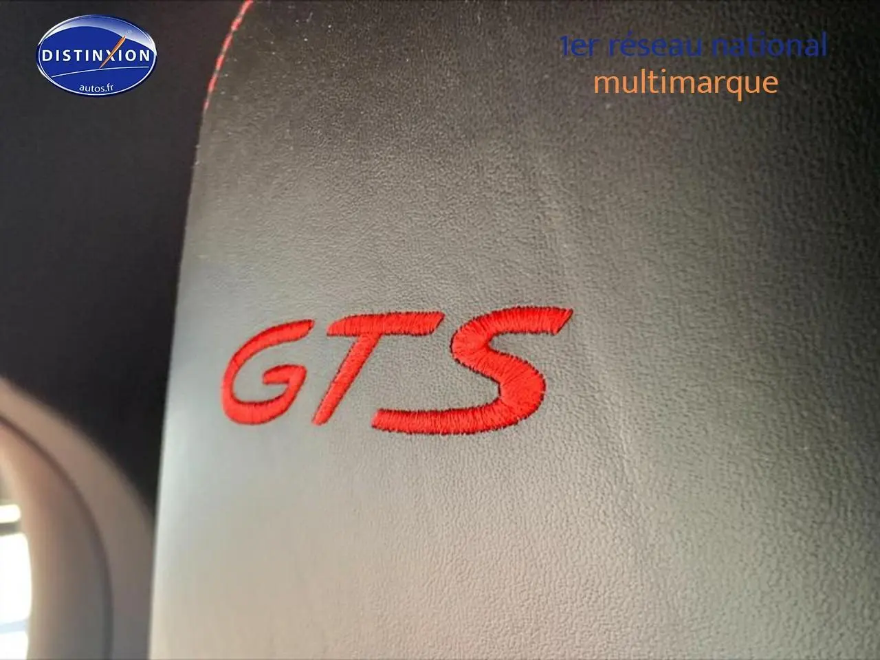 Détail intérieur montrant la broderie rouge GTS sur cuir noir d’un Porsche Boxster 981 2015.