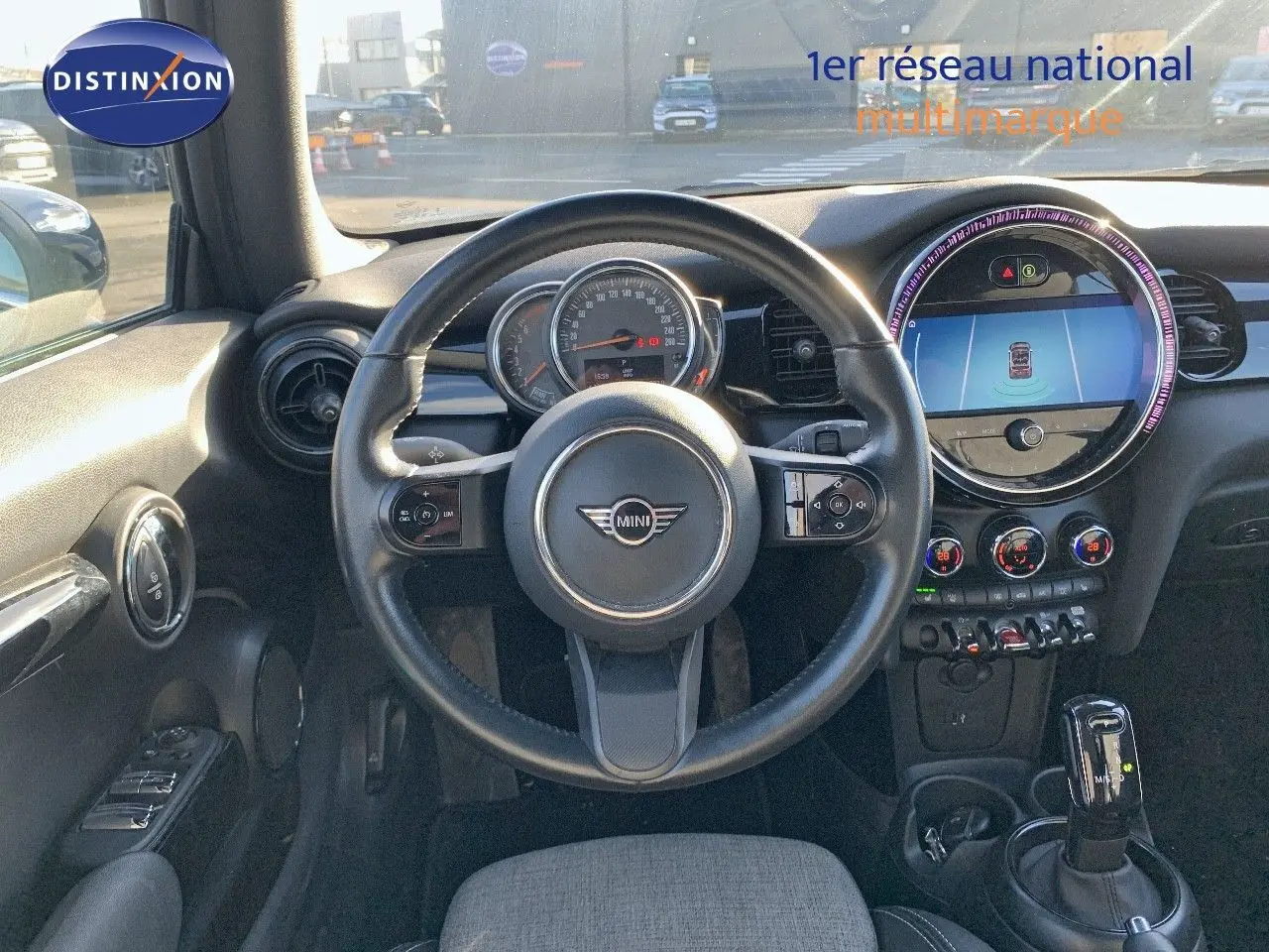 Vue intérieure centrée sur le volant et le tableau de bord du MINI Cabriolet British Racing Green de 2023.