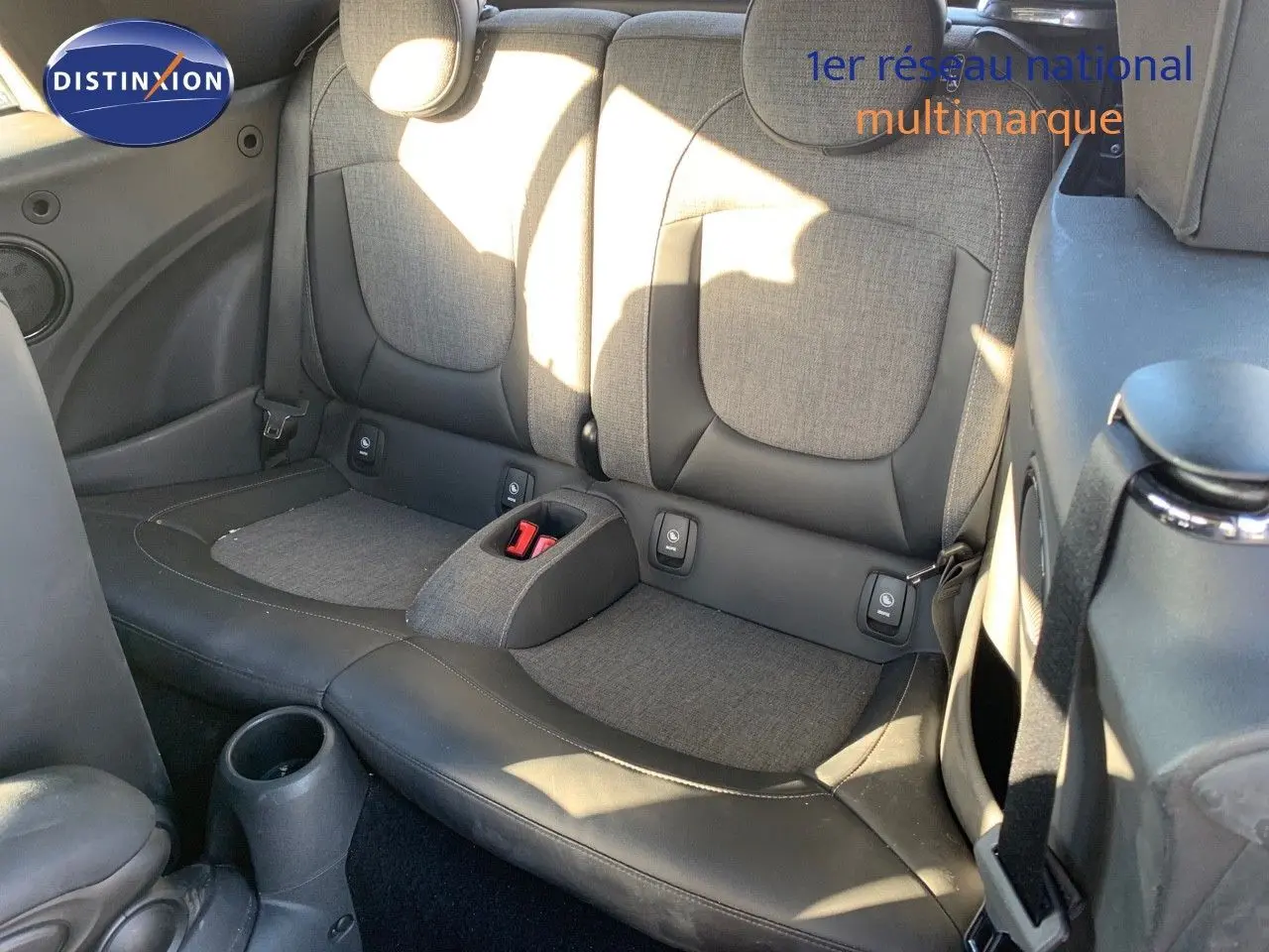 Vue rapprochée des sièges arrière en tissu gris et cuir noir de la MINI Cabriolet F57 2023.