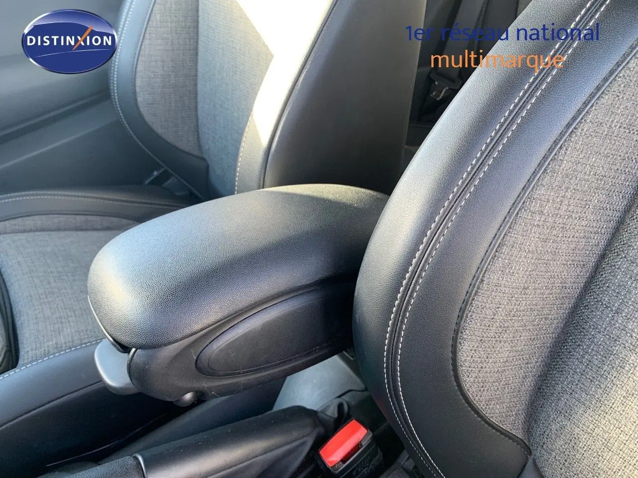 Accoudoir central en cuir noir et sièges tissu gris de la MINI Cabriolet F57 2023, vue rapprochée de l'intérieur.