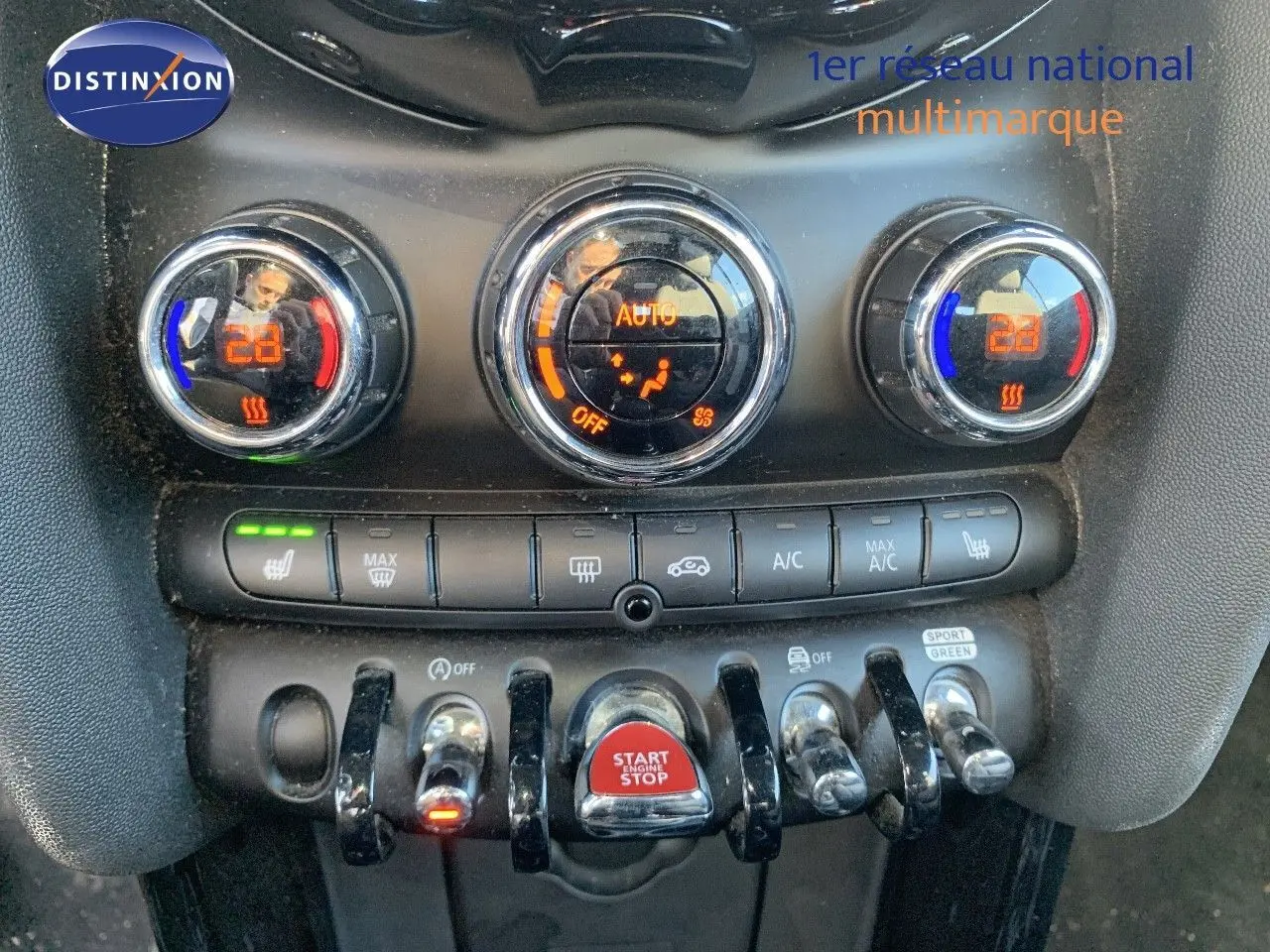 Gros plan sur la console centrale de la MINI Cabriolet F57 avec commandes de climatisation et bouton start/stop rouge.