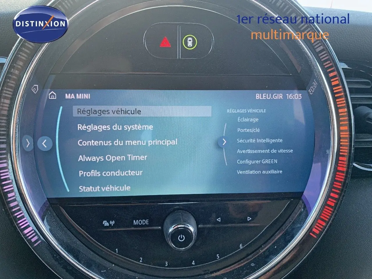 Écran central du tableau de bord de la MINI Cabriolet British Racing Green, affichant les réglages du véhicule.