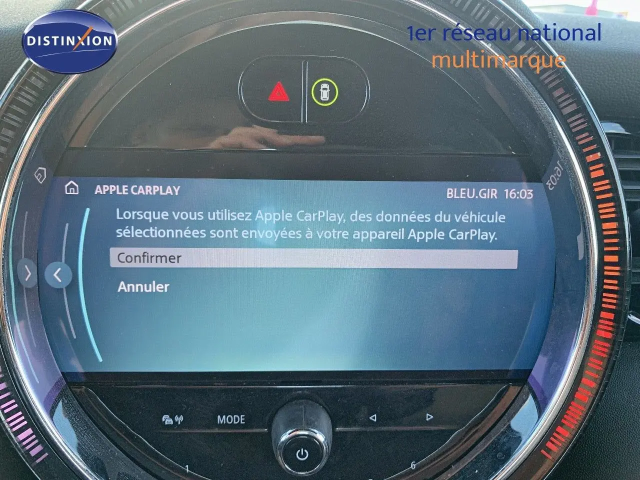 Écran central rond du MINI Cabriolet F57 2023 affichant la connexion Apple CarPlay dans un intérieur noir.