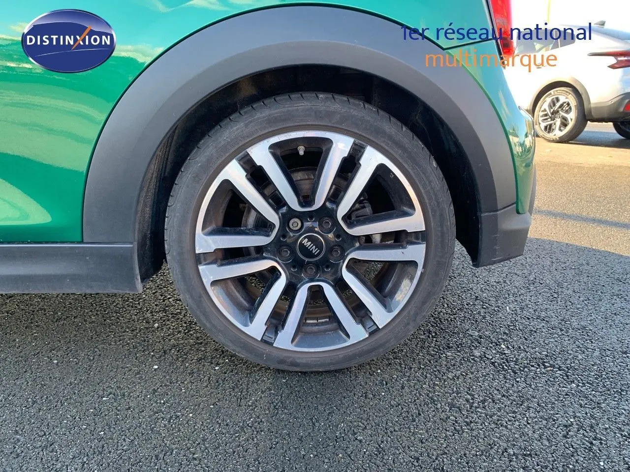 Gros plan sur la roue arrière droite d'une MINI Cabriolet F57 2023 en British Racing Green métallisé.
