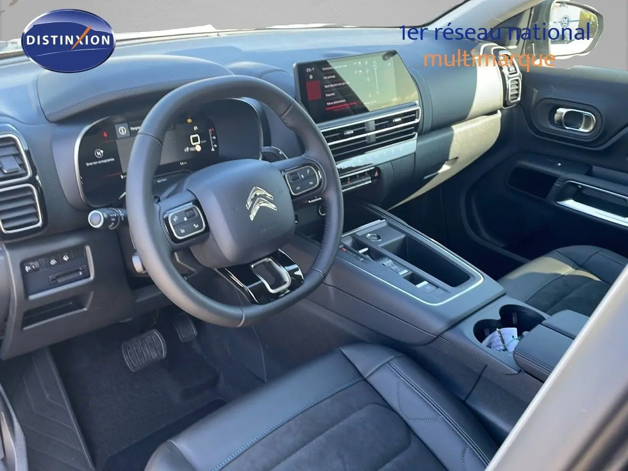 Intérieur du Citroën C5 Aircross 2025, vue côté conducteur, avec tableau de bord moderne et sièges cuir noir.