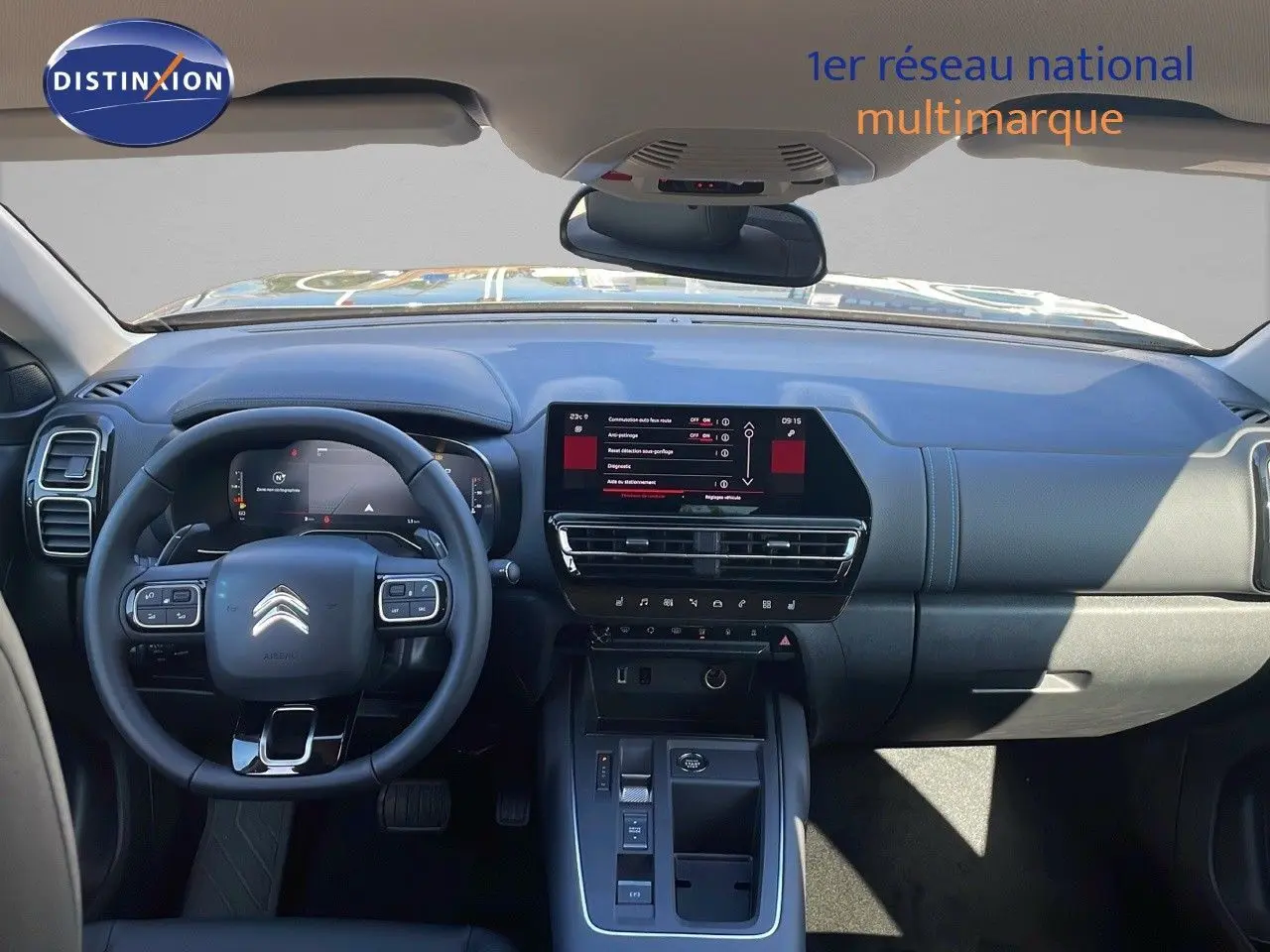 Vue intérieure frontale du tableau de bord noir du Citroën C5 Aircross 2025 avec écran tactile central et volant multifonction.