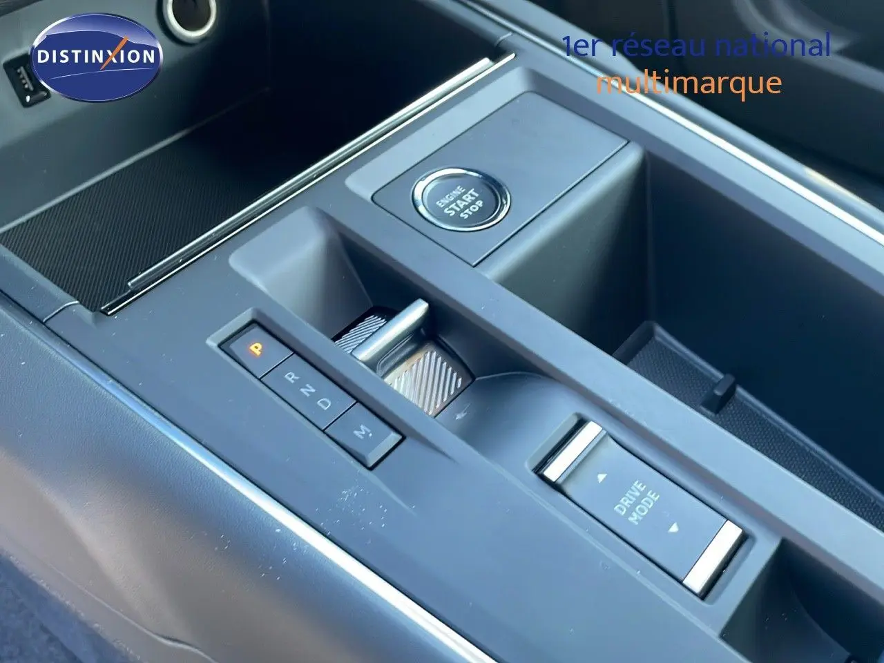 Gros plan sur la console centrale du Citroën C5 Aircross gris platinium, montrant le bouton start/stop et la commande de boîte auto.