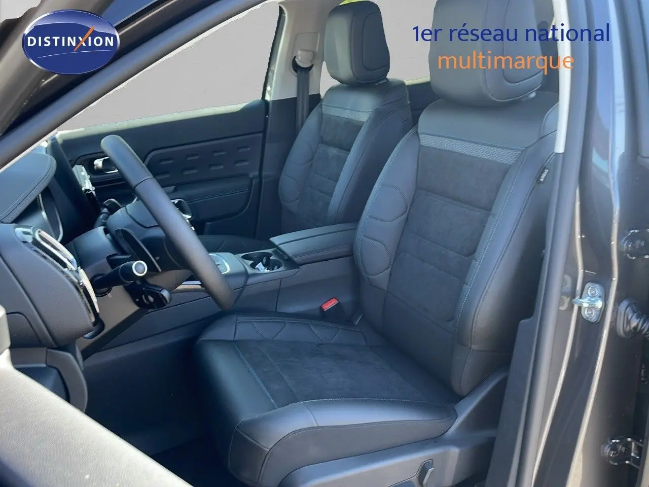 Vue intérieure côté conducteur du Citroën C5 Aircross 2025 gris platinium, sièges cuir noir avec alcantara et console centrale.