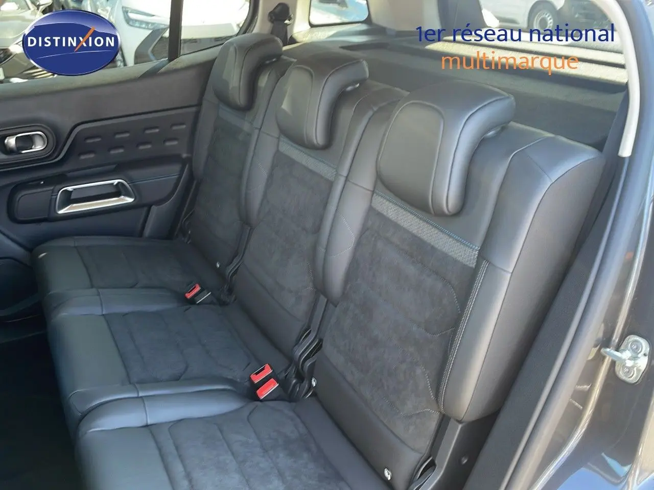 Banquette arrière en cuir noir et alcantara du Citroën C5 Aircross 2025, vue côté droit avec appuie-têtes ajustables.
