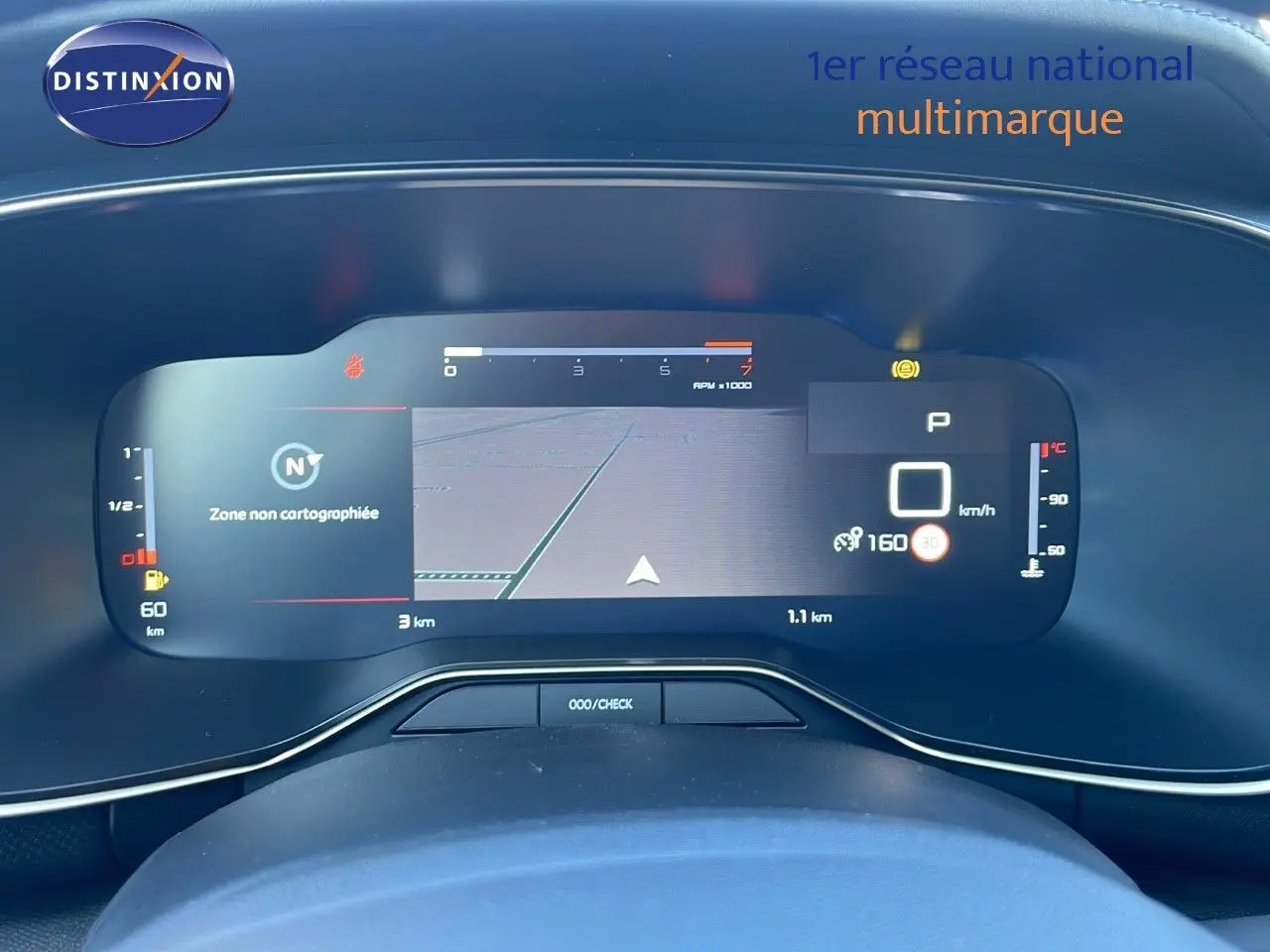Tableau de bord numérique du Citroën C5 Aircross 2025 affichant la navigation et les indicateurs de vitesse et température.