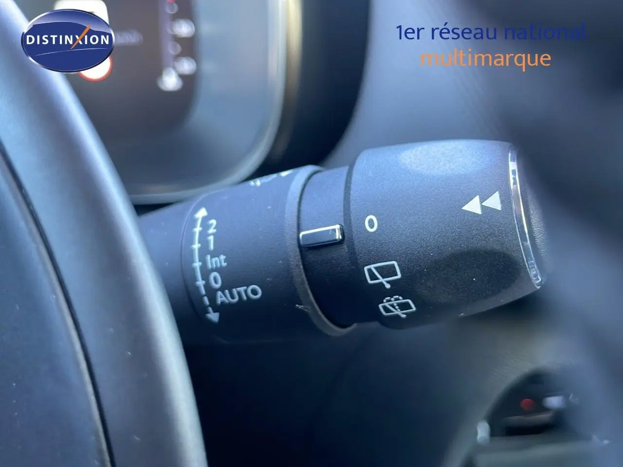 Gros plan sur la commande d'essuie-glace du Citroën C5 Aircross 2025, finition gris platinium métal et toit noir.