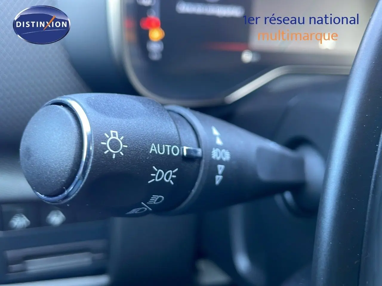 Gros plan sur la commande des feux automatique du Citroën C5 Aircross gris platinium, intérieur noir visible en arrière-plan.