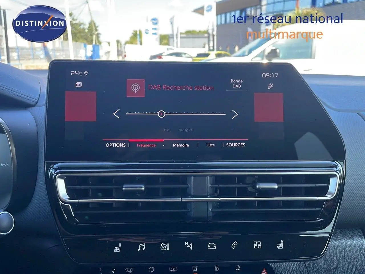 Écran tactile central et aérateurs du tableau de bord du Citroën C5 Aircross 2025, ambiance intérieure moderne.